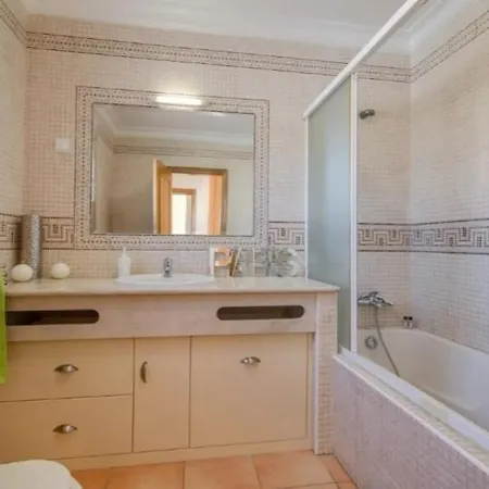 Beautiful Rafaella, Walk Distance To Beaches Vakantiehuis Albufeira