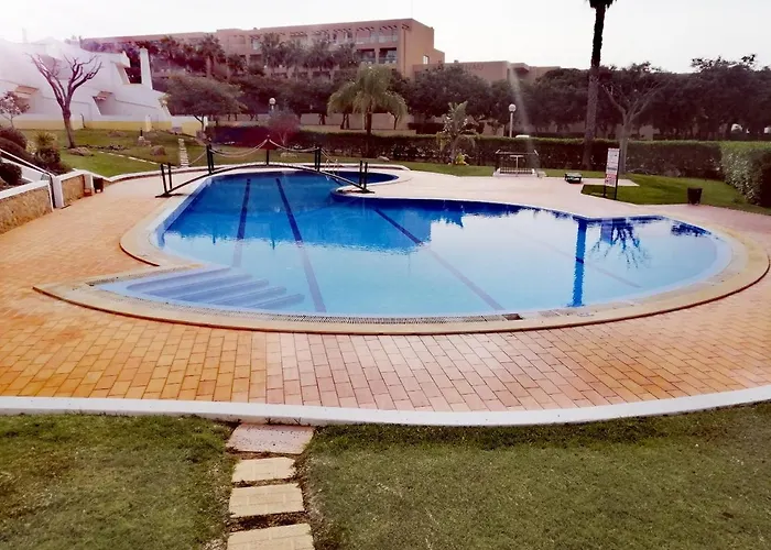 Beautiful Rafaella, Walk Distance To Beaches アルブフェイラ