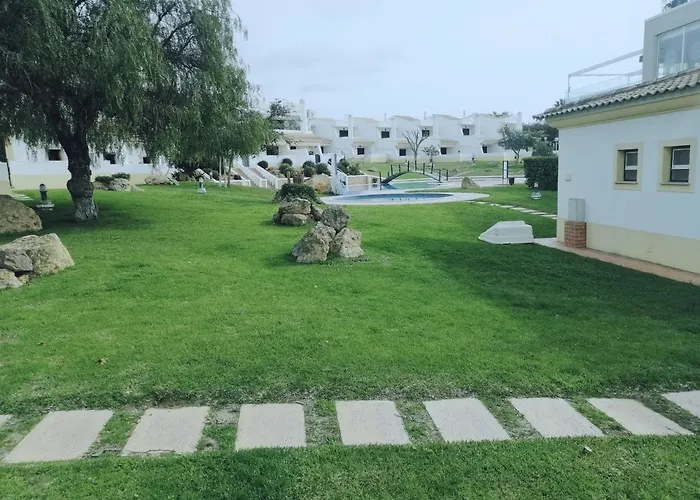 Beautiful Rafaella, Walk Distance To Beaches アルブフェイラ