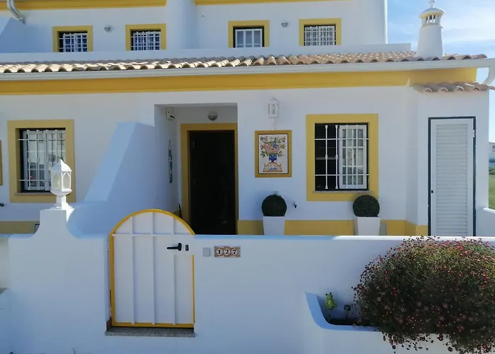 Beautiful Rafaella, Walk Distance To Beaches アルブフェイラ