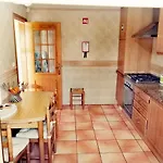 Beautiful Rafaella, Walk Distance To Beaches בית נופש