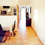 Beautiful Rafaella, Walk Distance To Beaches בית נופש
